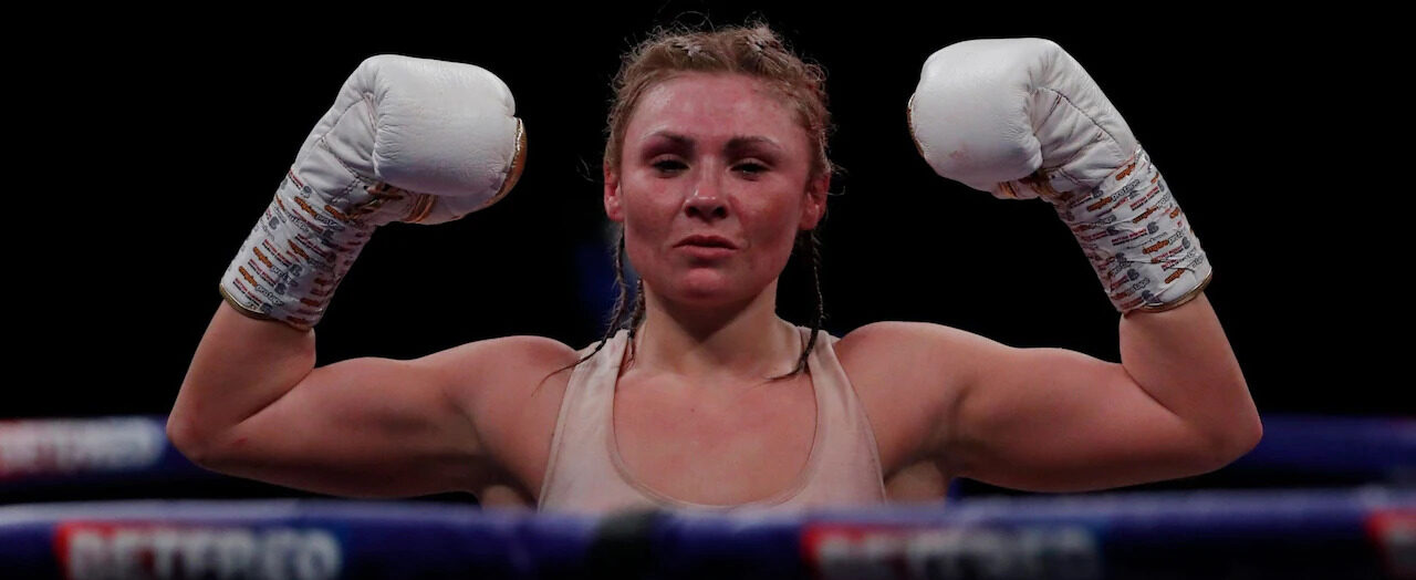 Shannon Courtenay wins world title with enthralling points victory over ...